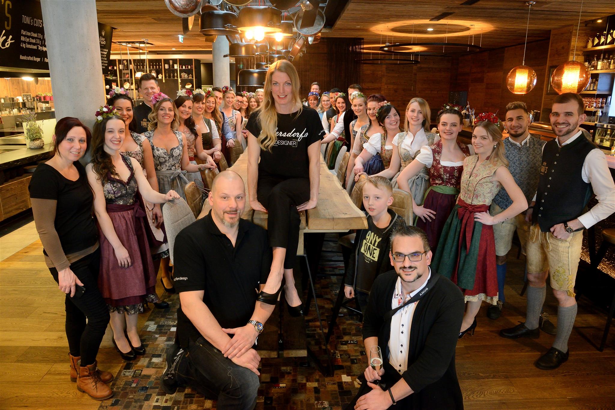 Aufgebrezelt! - „Ellersdorfer Designs“ macht Dirndl-Shooting im Tonis